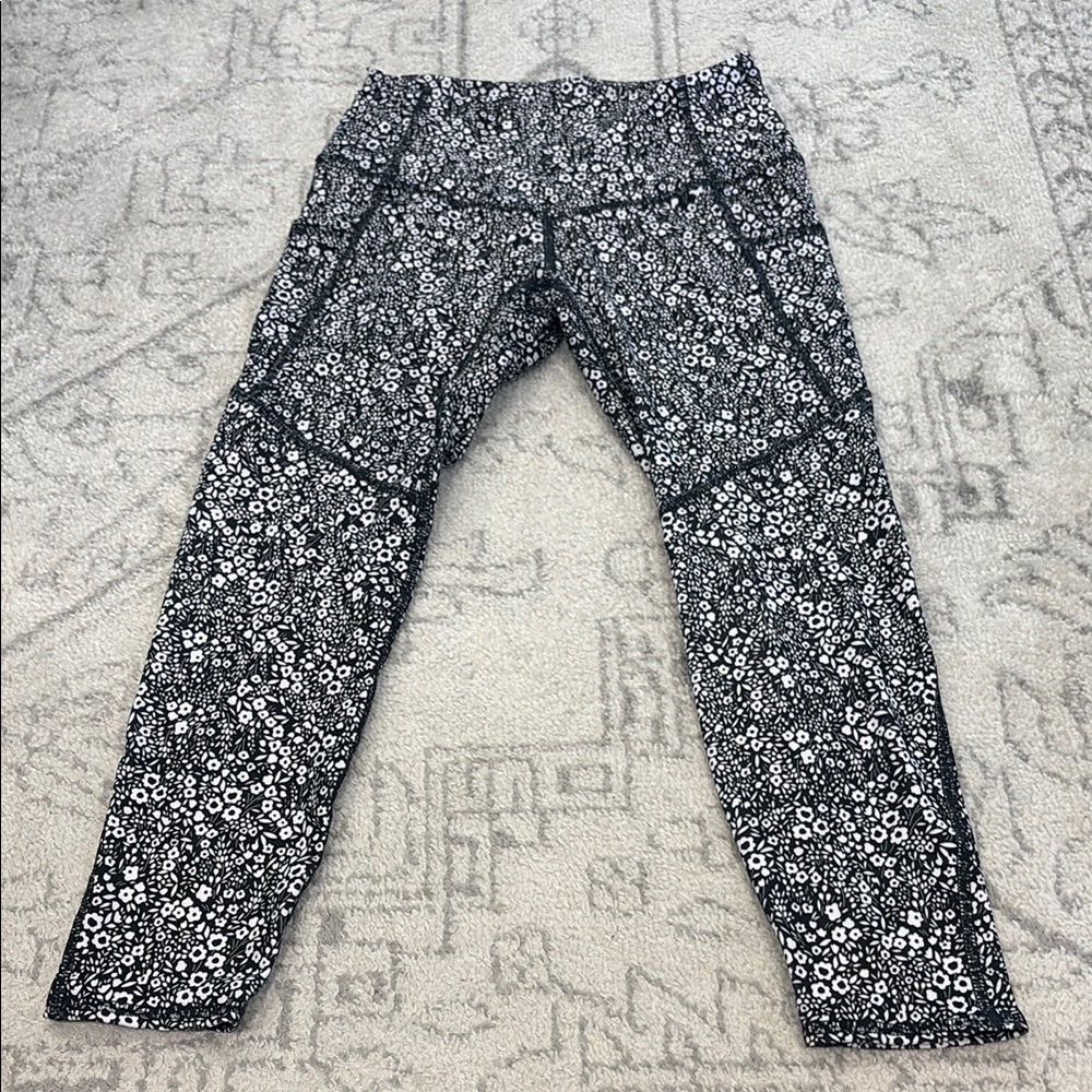 Evolution and Creation Black and White Floral Leggings, size S